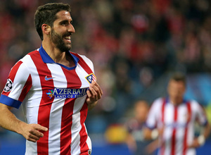 Temporada 14-15. Champions League. Atlético de Madrid-Olympiacos. Raúl García celebra su gol agarrando el escudo.