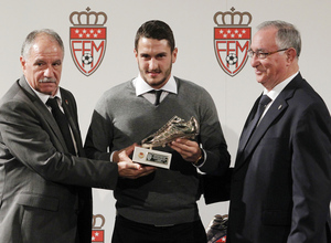 Koke recibe la Bota de Oro en la 26ª edición de la gala anual de la Federación de Fútbol de Madrid.