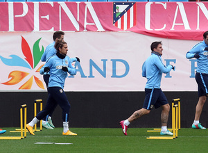temporada 14/15. Entrenamiento en la ciudad deportiva de Majadahonda.  Jugadores estirando durante el entrenamiento