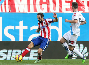Temporada 14-15. Jornada 13. Atlético de Madrid-Deportivo. Juanfran centra al área.