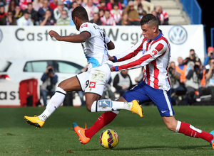 temporada 14/15. Partido Atlético de Madrid Deportivo. Giménez luchando un balón durante el partido