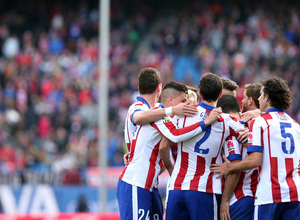 Temporada 14-15. Jornada 13. Atlético de Madrid-Deportivo. El equipo abraza a Arda tras el segundo gol del encuentro.