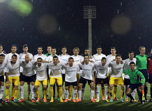 Temporada 14-15. Copa del Rey. L'Hospitalet - Atlético de Madrid. Los jugadores posaron con camisetas contra la violencia.