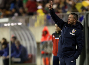 Temporada 14-15. Copa del Rey. L'Hospitalet - Atlético de Madrid. Diego Pablo Simeone da órdenes a los suyos desde la banda.