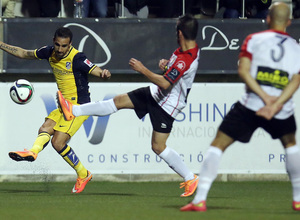 Temporada 14-15. Copa del Rey. L'Hospitalet - Atlético de Madrid. Jesús Gámez busca centrar al área.