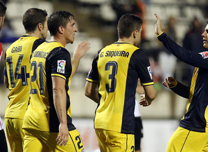 Temporada 14-15. Copa del Rey. L'Hospitalet - Atlético de Madrid. Varios jugadores felicitan a Gabi, autor del segundo gol.