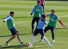 temporada 14/15. Entrenamiento en la ciudad deportiva de Majadahonda. Raúl García y Cerci luchando un balón durante el entrenamiento