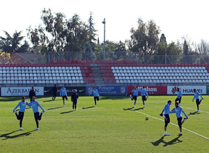 temporada 14/15. Entrenamiento en la ciudad deportiva de Majadahonda. Equipo estirando durante el entrenamiento