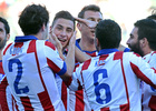 Temporada 14-15. Jornada 14. Elche - Atlético de Madrid. El equipo abraza a Giménez tras el gol del central.