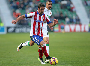 Temporada 14-15. Jornada 14. Elche - Atlético de Madrid. Raúl García conduce el balón en carrera.