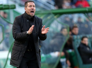 Temporada 14-15. Jornada 14. Elche - Atlético de Madrid. Simeone da órdenes a sus jugadores
