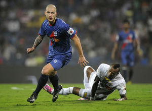 Mumbai City - Atlético de Kolkata. Friku tropieza ante un rival.