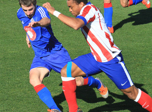Pierre se lleva el esférico ante la presión de un jugador del Amorebieta