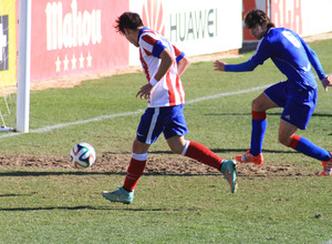 Aquino empuja a la red el tercer gol del Atlético B y suyo particular ante el Amorebieta
