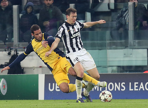 Temporada 14-15. Champions League. Juventus - Atlético de Madrid. Mario Suárez se tira en segada para robar un balón.