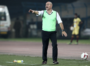 Antonio López, dirigiendo desde la banda al Atlético de Kolkata