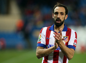 Temporada 14-15. Jornada 15. Atlético de Madrid - Villarreal. Juanfran aplaude a sus compañeros.