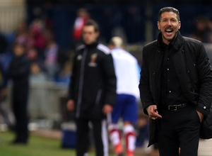 temporada 14/15. Partido Atlético de Madrid Villarreal. Estadio Vicente Calderón. Simeone dando órdenes en la banda