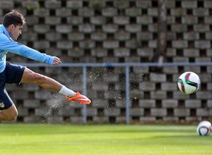 temporada 14/15. Entrenamiento en la ciudad deportiva de Majadahonda. Canterano rematando a puerta durante el entrenamiento