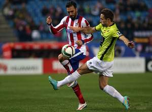 Temporada 14-15. 1/16 Copa del Rey. Atlético de Madrid-L'Hospitalet. Gámez se lleva un balón con la rodilla.