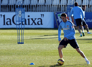 temporada 14/15. Entrenamiento en la ciudad deportiva de Majadahonda. Saúl controlando un balón durante el entrenamiento