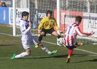Borja Galán centra en la jugada del gol del empate frente al Leioa