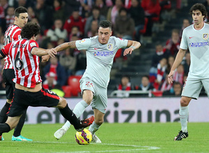 Temporada 14-15. Jornada 16. Athletic de Bilbao - Atlético de Madrid. Giménez roba un balón en defensa.