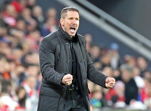 Temporada 14-15. Jornada 16. Athletic de Bilbao - Atlético de Madrid. Simeone celebra con rabia desde el banquillo.
