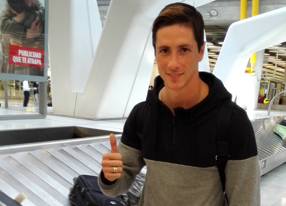 Fernando Torres saluda a su llegada a Barajas