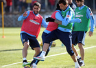 Temporada 14/15. Entrenamiento en la Ciudad Deportiva de Majadahonda. Mandzukic busca robar el balón a Raúl García.