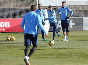 Temporada 14/15. Entrenamiento en la Ciudad Deportiva de Majadahonda. Varios jugadores realizan trabajo con balón.