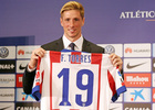 Presentación de Fernando Torres. Posa con el número 19.