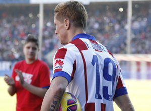 Presentación de Fernando Torres. El jugador salta al campo.
