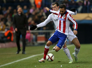 Temporada 14-15. Octavos de final de Copa del Rey. Atlético de Madrid-Real Madrid. Gámez protege el balón.
