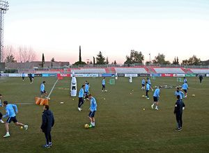 temporada 14/15. Entrenamiento en la ciudad deportiva de Majadahonda. Equipo realizando ejercicios con balón durante el entrenamiento