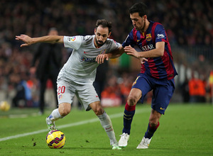 Temporada 14-15. Jornada 18. FC Barcelona-Atlético de Madrid. Juanfran controla el esférico ante Busquets.