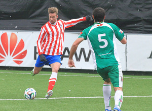 Borja lanza a portería la falta que dio el triunfo ante el Pozuelo