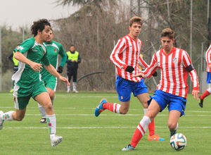 Sergi se lleva el esférico ante un jugador del Pozuelo