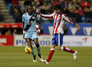 Temporada 14-15. Atlético de Madrid - Rayo Vallecano. Tiago controla el balón ante Manucho.