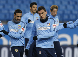 Entrenamiento en el Estadio Vicente Calderón. El equipo durante el calentamiento.