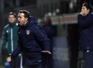 Youth League. Octavos de final. Atlético de Madrid - Arsenal. De la Morena da indicaciones a los suyos.