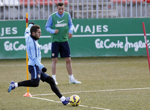 temporada 14/15. Entrenamiento en la ciudad deportiva de Majadahonda. Koke golpeando un balón durante el entrenamiento