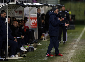 Temporada 14-15. Jornada 21. Eibar-Atlético de Madrid. Simeone da órdenes al equipo. El equipo celebra el primer gol.