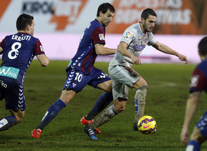 Temporada 14-15. Jornada 21. Eibar-Atlético de Madrid. Koke entre tres rivales.