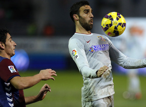 Temporada 14-15. Jornada 21. Eibar-Atlético de Madrid. Gámez controla con el pecho.