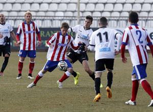 Villa intenta llevarse el esférico ante la presión de los jugadores del Conquense