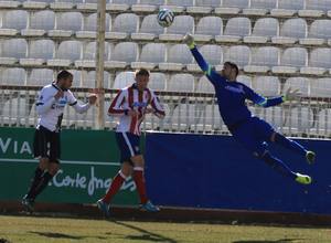 Bernabé despeja de puños ante un delantero del Conquense