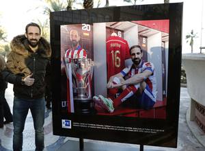 Juanfran posa ante su foto en la exposición Héroes del deporte español en Alicante