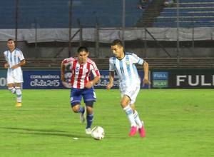Correa, que volvió a realizar un gran partido ante Paraguay, se marcha de un jugador guaraní