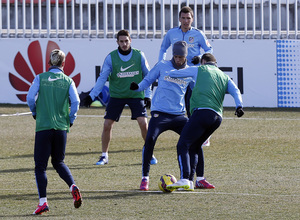 temporada 14/15. Entrenamiento en la ciudad deportiva de Majadahonda. Jugadores realizando rondo con el balón durante el entrenamiento